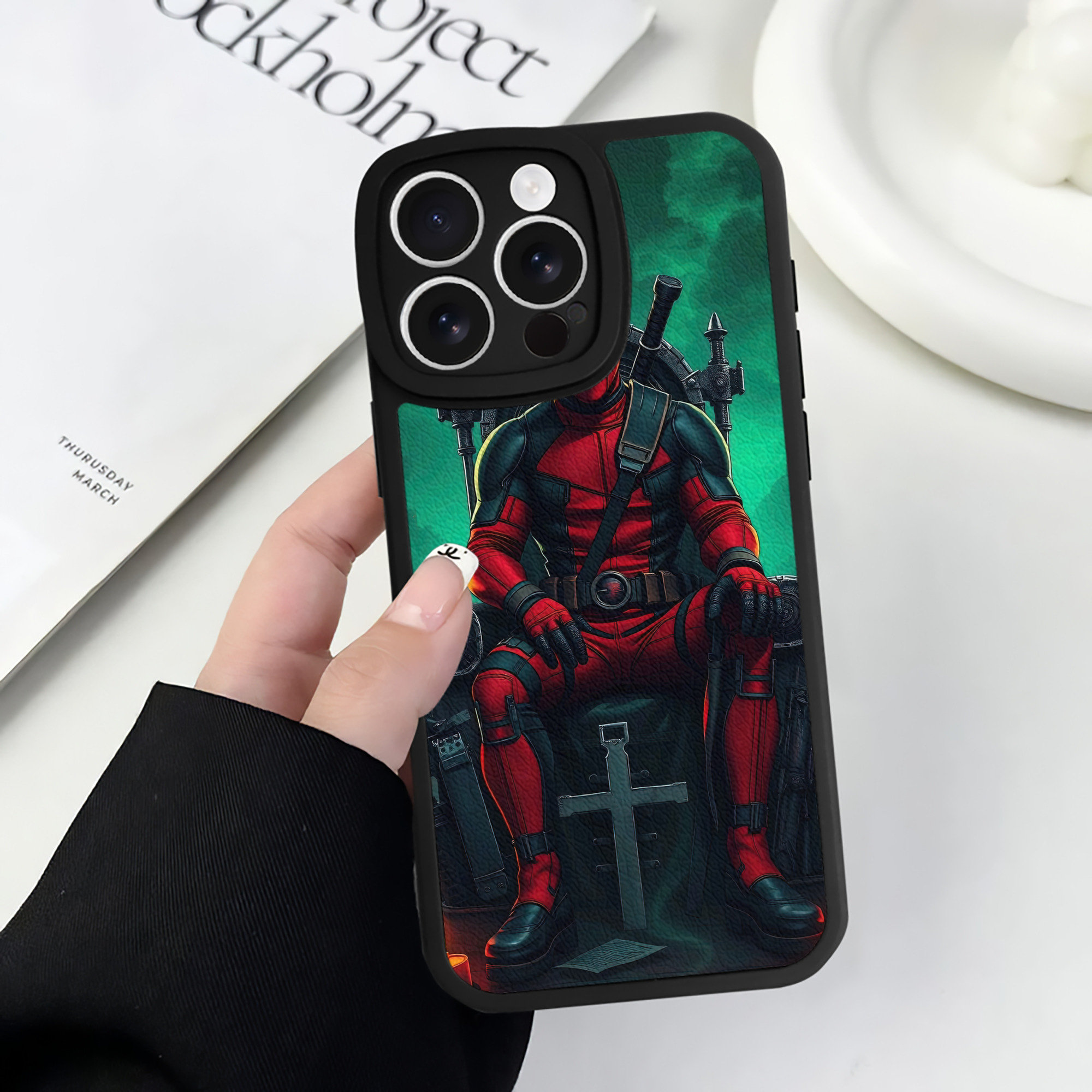 （画像用） Deadpool デッドプール 【iPhone 16シリーズ対応】シリコンスマホケース（レザー調） 材質：シリコン